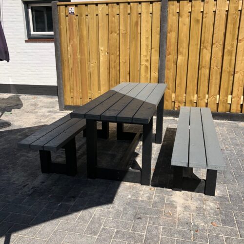 Kunststof Picknicktafel London 28 Picknicktafel Londen en 2 keer bank zonder leuning. Uitgevoerd met grijs blad en grijze zittingen. Een zeer duurzame en verrassend voordelige picknickset voor openbare en semi-openbare ruimtes.